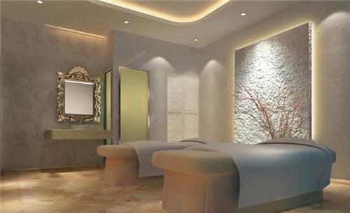 以吸引新老顧客;并且美容院在經(jīng)營(yíng)的過(guò)程中一定要注意自己的服務(wù)態(tài)度