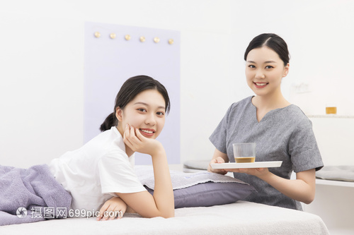 美容院按摩師為顧客端茶水